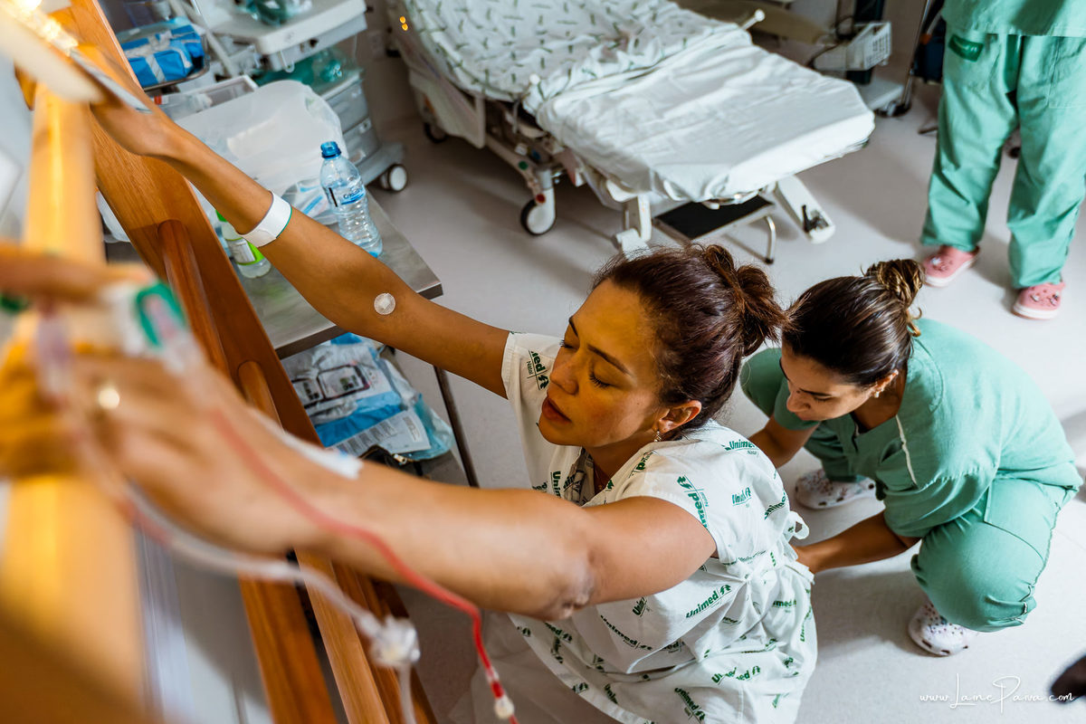 fotografia de parto na maternidade do hospital da Unimed,  parto natural, mãe de primeira viagem de menino, primeiros momentos de vida com amor e cuidado, fotografo de parto e familia em Natal, cobertura completa do parto normal