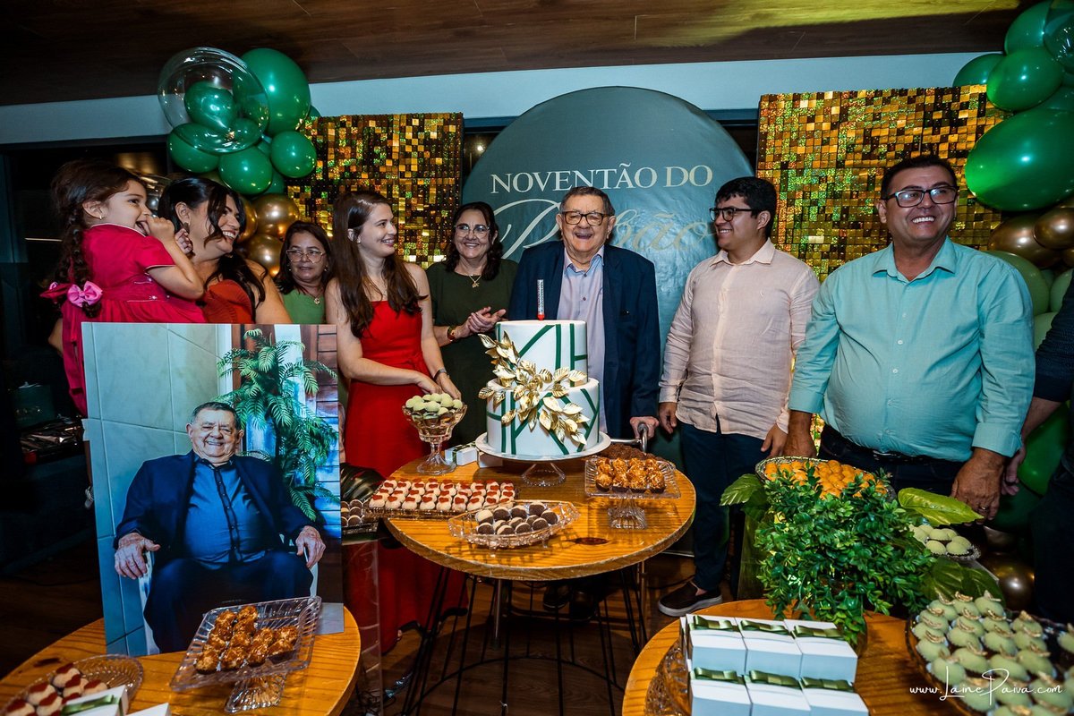 
fotografia de Aniversario adulto, festa de 90 anos de Rubão no Condomínio Duo Capim Macio em Natal, com benção de padre Murilo, homenagem e muito carinho de familiares e amigos de Macau.