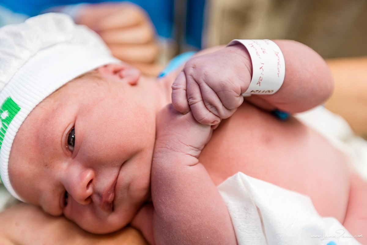 fotografia de parto na maternidade do hospital da Unimed,  parto cesaria, mãe de segunda viagem de menina, primeiros momentos de vida com amor e cuidado, fotografo de parto e familia em Natal, cobertura completa da cesariana, dra luane barros,