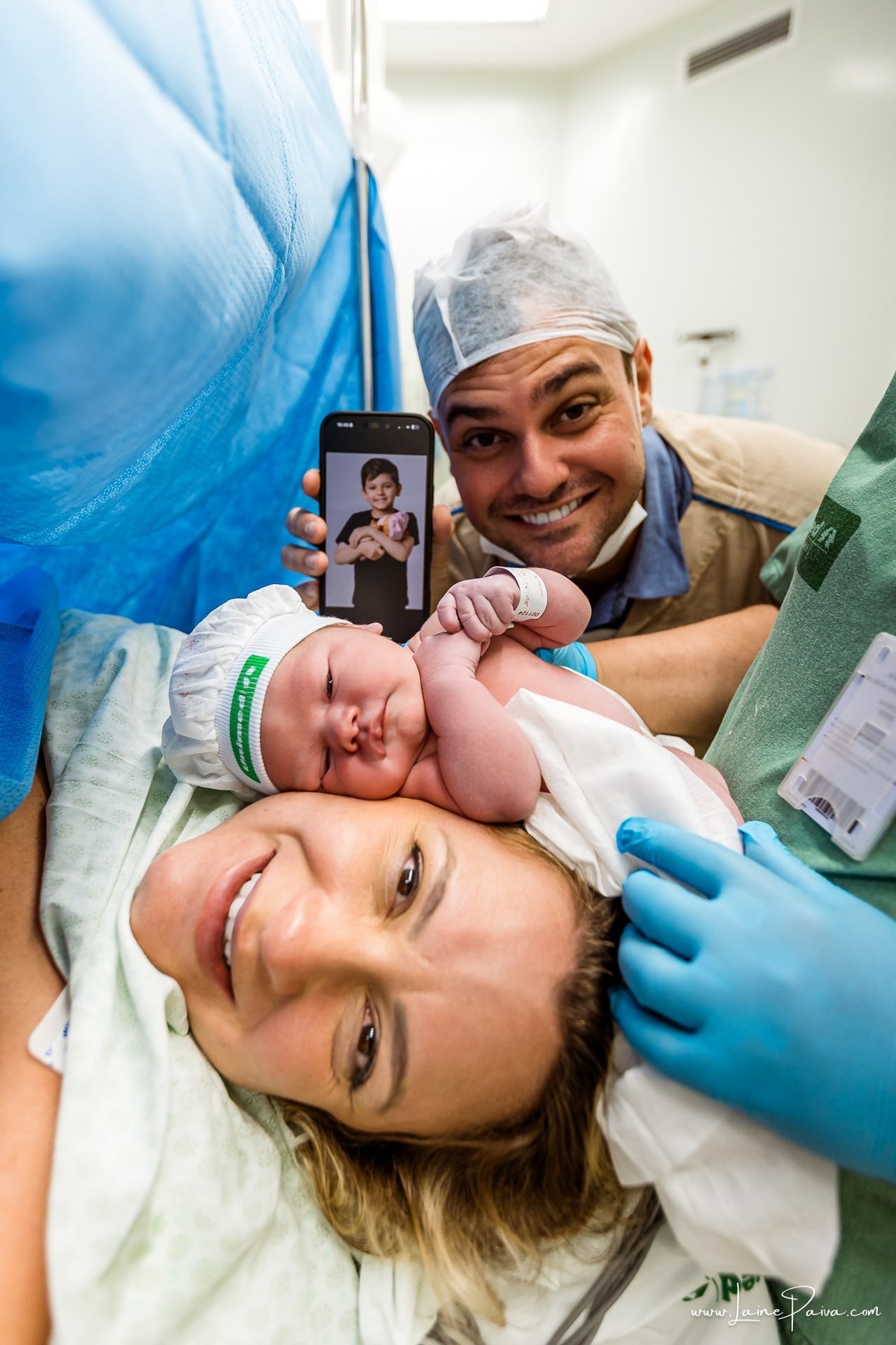 fotografia de parto na maternidade do hospital da Unimed,  parto cesaria, mãe de segunda viagem de menina, primeiros momentos de vida com amor e cuidado, fotografo de parto e familia em Natal, cobertura completa da cesariana, dra luane barros,