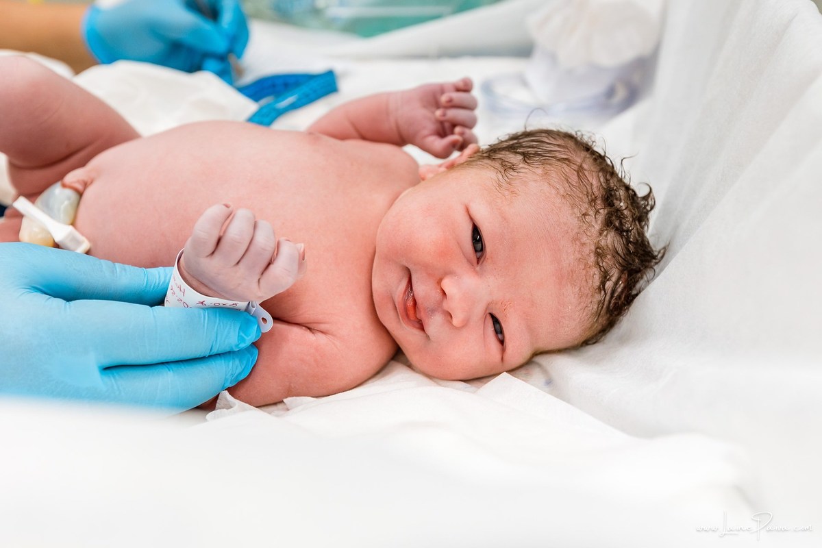fotografia de parto na maternidade do hospital da Unimed,  parto cesaria, mãe de segunda viagem de menina, primeiros momentos de vida com amor e cuidado, fotografo de parto e familia em Natal, cobertura completa da cesariana, dra luane barros,
