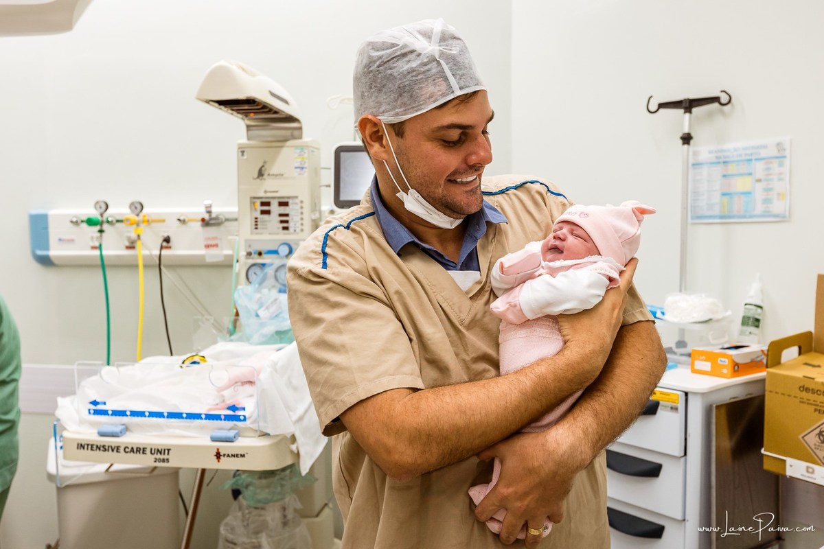 fotografia de parto na maternidade do hospital da Unimed,  parto cesaria, mãe de segunda viagem de menina, primeiros momentos de vida com amor e cuidado, fotografo de parto e familia em Natal, cobertura completa da cesariana, dra luane barros,
