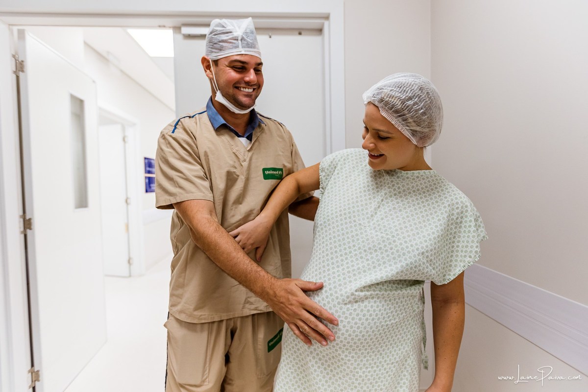 fotografia de parto na maternidade do hospital da Unimed,  parto cesaria, mãe de segunda viagem de menina, primeiros momentos de vida com amor e cuidado, fotografo de parto e familia em Natal, cobertura completa da cesariana, dra luane barros,