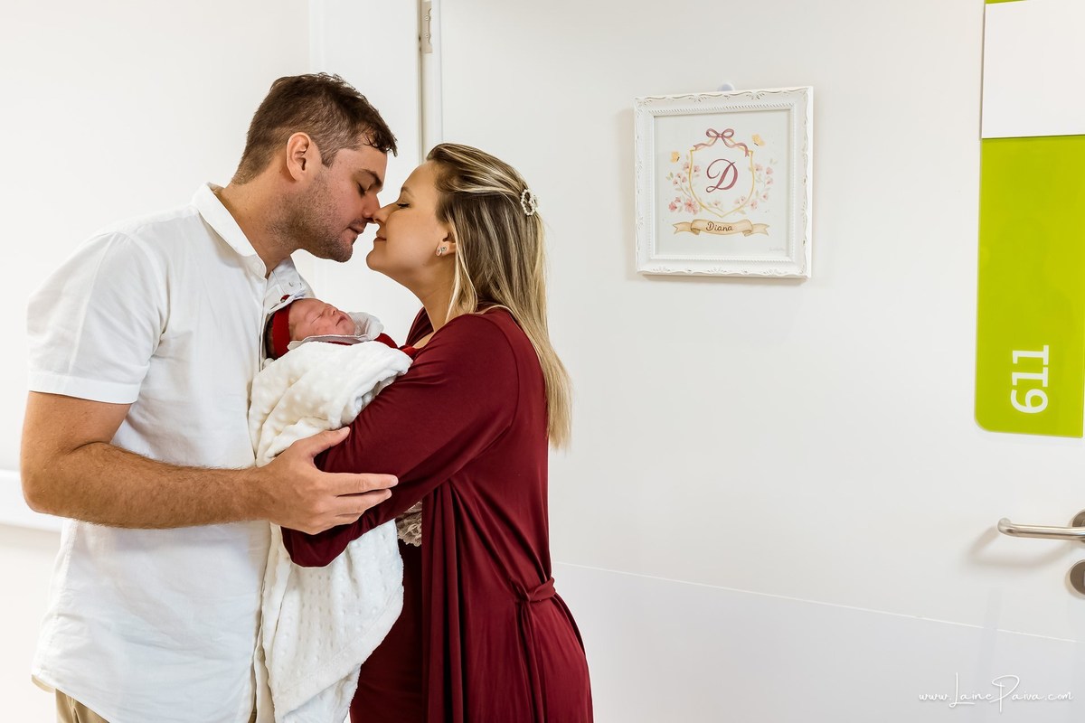 fotografia de parto na maternidade do hospital da Unimed,  parto cesaria, mãe de segunda viagem de menina, primeiros momentos de vida com amor e cuidado, fotografo de parto e familia em Natal, cobertura completa da cesariana, dra luane barros,