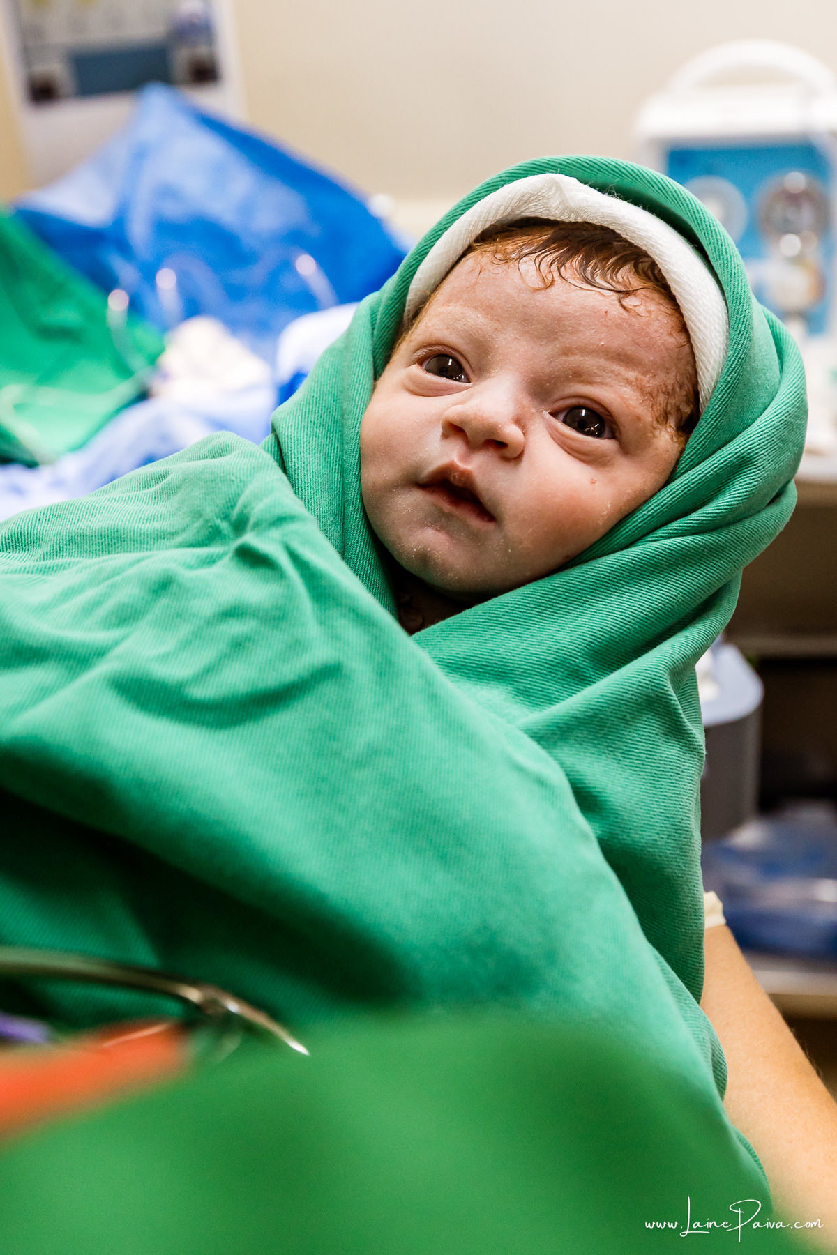fotografia de parto na maternidade do hospital rio grande, maternidade Delphin,  parto cesaria, mãe de pimeira viagem de menina, primeiros momentos de vida com amor e cuidado, fotografo de parto e familia em Natal, cobertura completa da cesariana,