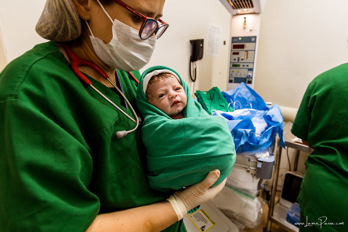 fotografia de parto na maternidade do hospital rio grande, maternidade Delphin,  parto cesaria, mãe de pimeira viagem de menina, primeiros momentos de vida com amor e cuidado, fotografo de parto e familia em Natal, cobertura completa da cesariana,