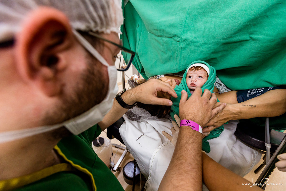 fotografia de parto na maternidade do hospital rio grande, maternidade Delphin,  parto cesaria, mãe de pimeira viagem de menina, primeiros momentos de vida com amor e cuidado, fotografo de parto e familia em Natal, cobertura completa da cesariana,