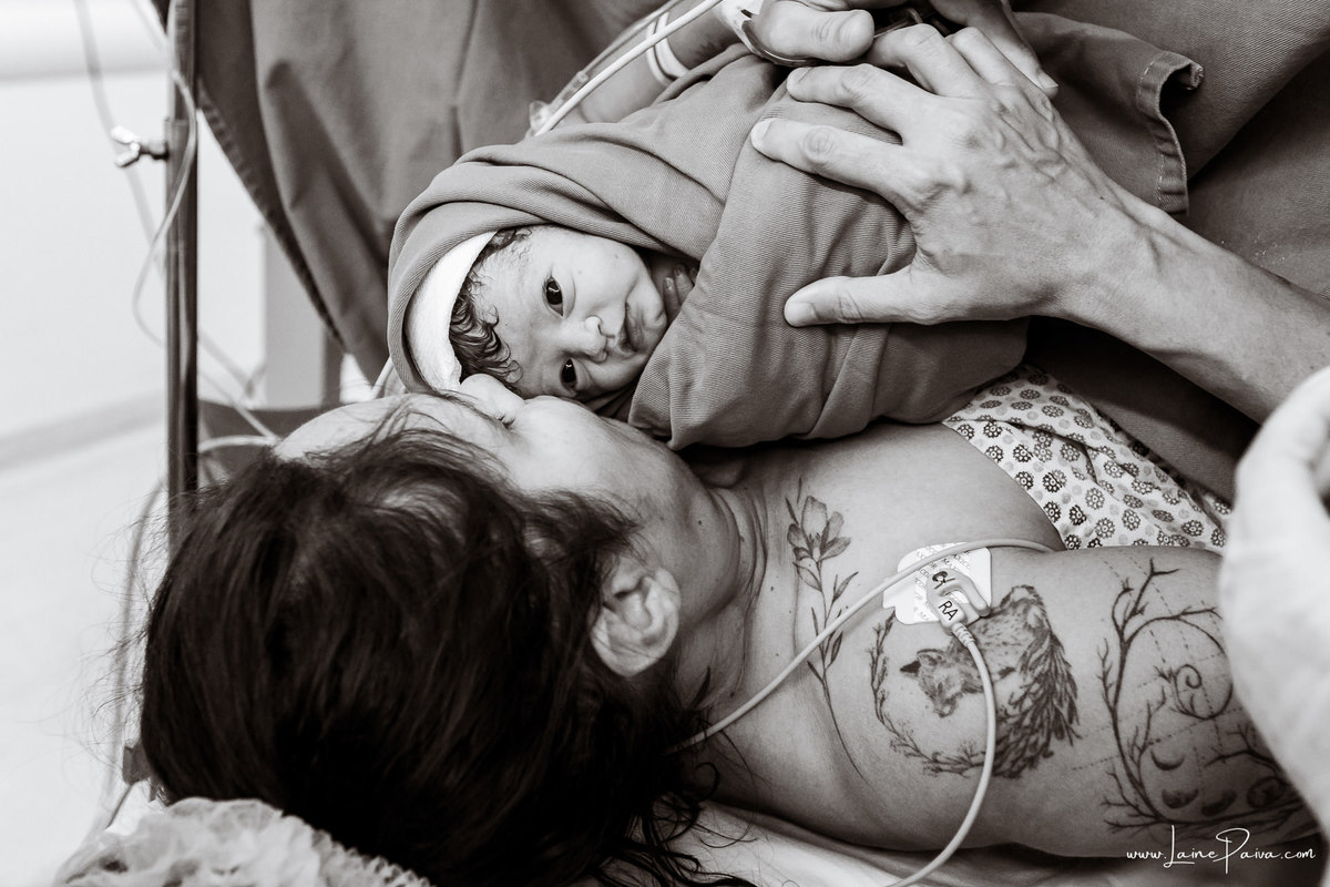 fotografia de parto na maternidade do hospital rio grande, maternidade Delphin,  parto cesaria, mãe de pimeira viagem de menina, primeiros momentos de vida com amor e cuidado, fotografo de parto e familia em Natal, cobertura completa da cesariana,