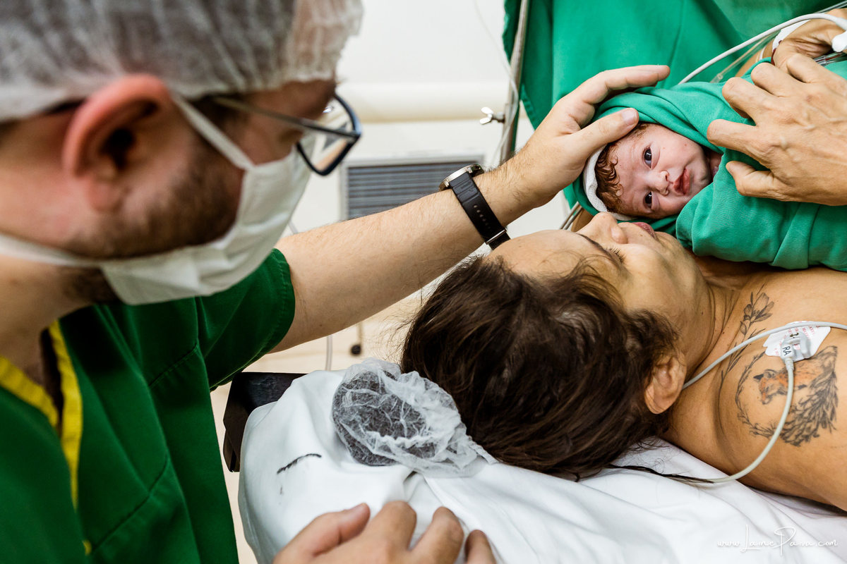 fotografia de parto na maternidade do hospital rio grande, maternidade Delphin,  parto cesaria, mãe de pimeira viagem de menina, primeiros momentos de vida com amor e cuidado, fotografo de parto e familia em Natal, cobertura completa da cesariana,
