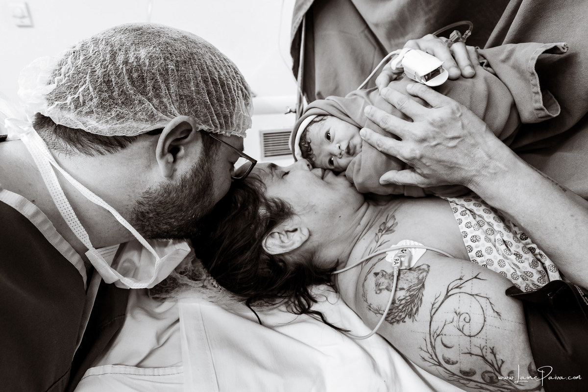 fotografia de parto na maternidade do hospital rio grande, maternidade Delphin,  parto cesaria, mãe de pimeira viagem de menina, primeiros momentos de vida com amor e cuidado, fotografo de parto e familia em Natal, cobertura completa da cesariana,