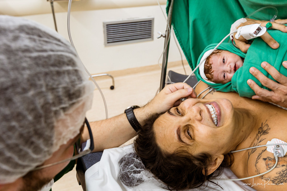 fotografia de parto na maternidade do hospital rio grande, maternidade Delphin,  parto cesaria, mãe de pimeira viagem de menina, primeiros momentos de vida com amor e cuidado, fotografo de parto e familia em Natal, cobertura completa da cesariana,