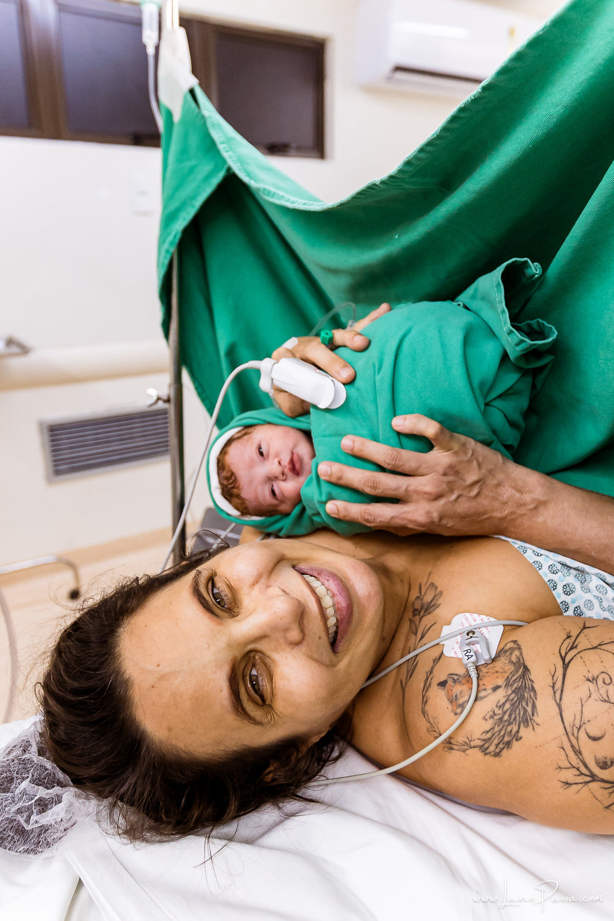 fotografia de parto na maternidade do hospital rio grande, maternidade Delphin,  parto cesaria, mãe de pimeira viagem de menina, primeiros momentos de vida com amor e cuidado, fotografo de parto e familia em Natal, cobertura completa da cesariana,