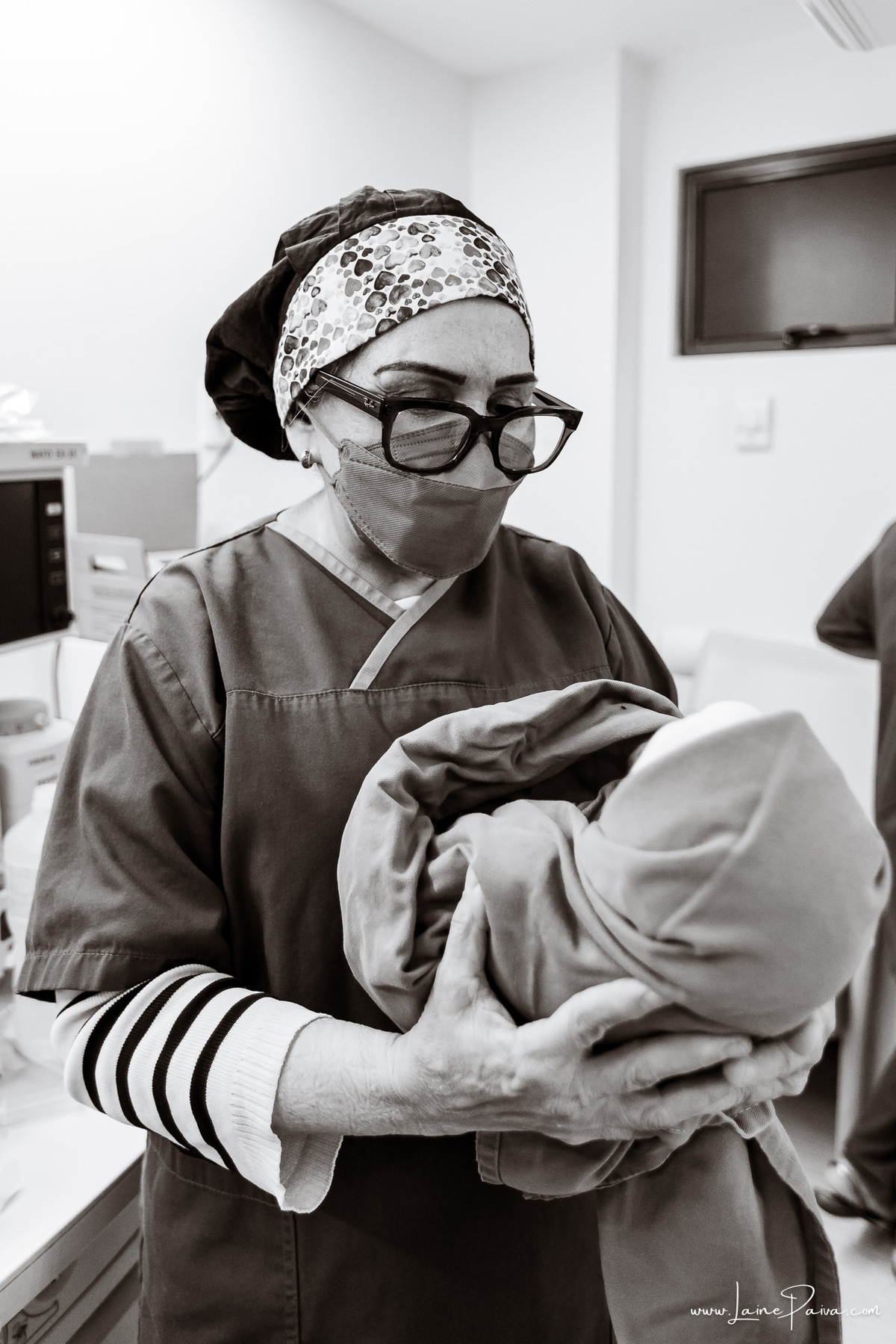 fotografia de parto na maternidade do hospital rio grande, maternidade Delphin,  parto cesaria, mãe de pimeira viagem de menina, primeiros momentos de vida com amor e cuidado, fotografo de parto e familia em Natal, cobertura completa da cesariana,