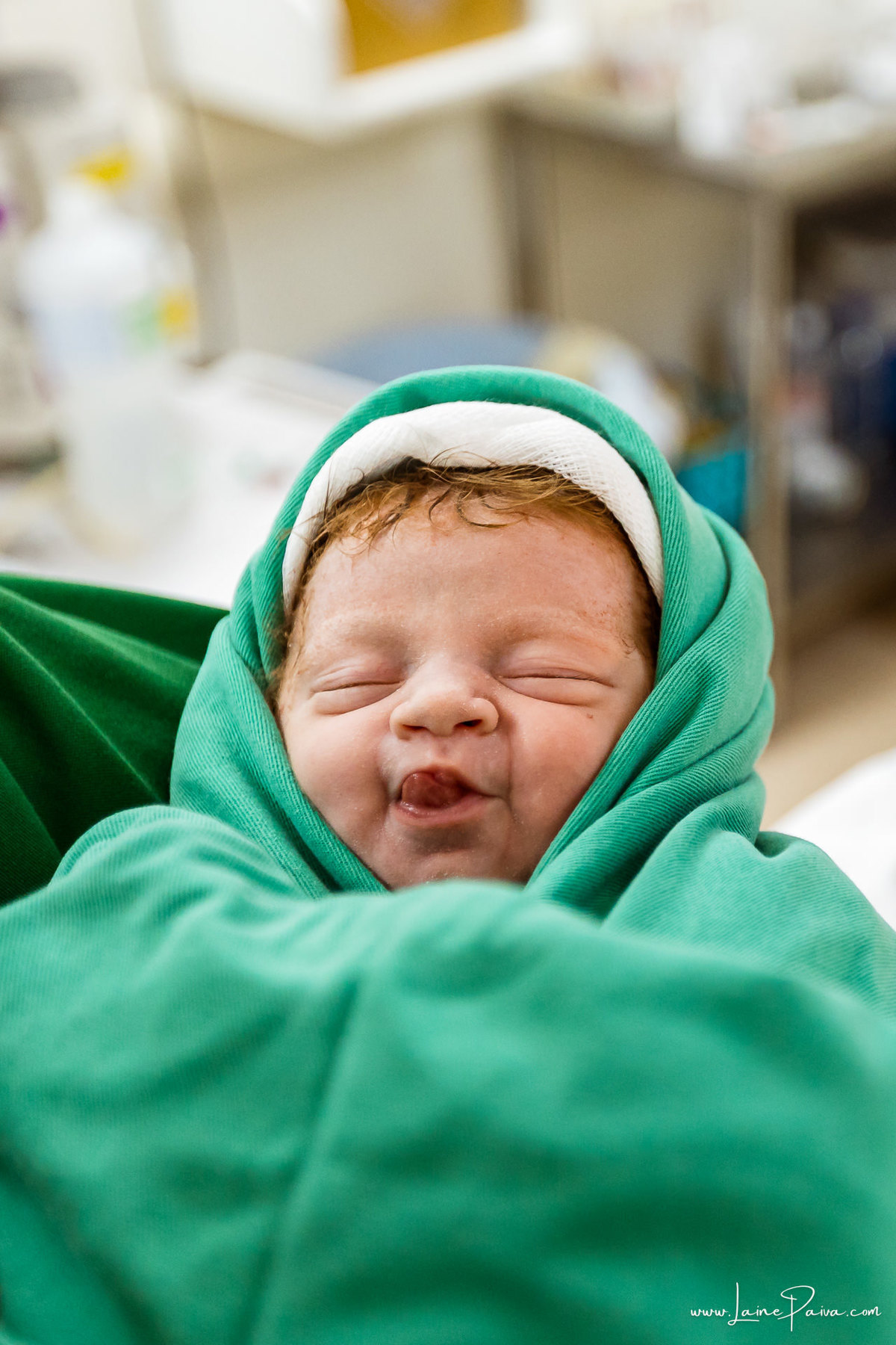 fotografia de parto na maternidade do hospital rio grande, maternidade Delphin,  parto cesaria, mãe de pimeira viagem de menina, primeiros momentos de vida com amor e cuidado, fotografo de parto e familia em Natal, cobertura completa da cesariana,