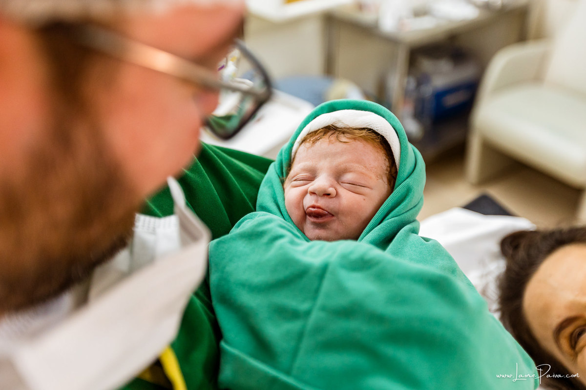 fotografia de parto na maternidade do hospital rio grande, maternidade Delphin,  parto cesaria, mãe de pimeira viagem de menina, primeiros momentos de vida com amor e cuidado, fotografo de parto e familia em Natal, cobertura completa da cesariana,