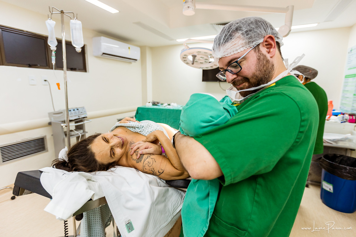 fotografia de parto na maternidade do hospital rio grande, maternidade Delphin,  parto cesaria, mãe de pimeira viagem de menina, primeiros momentos de vida com amor e cuidado, fotografo de parto e familia em Natal, cobertura completa da cesariana,