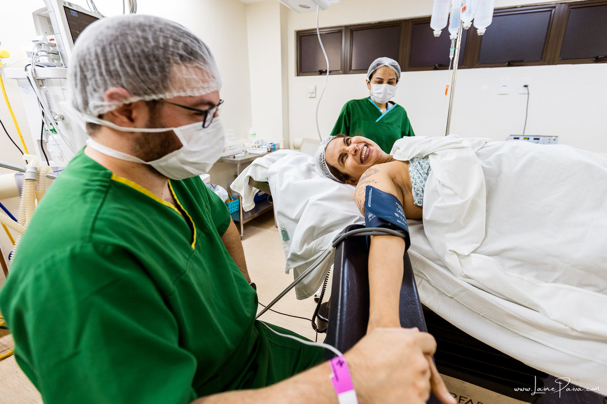 fotografia de parto na maternidade do hospital rio grande, maternidade Delphin,  parto cesaria, mãe de pimeira viagem de menina, primeiros momentos de vida com amor e cuidado, fotografo de parto e familia em Natal, cobertura completa da cesariana,