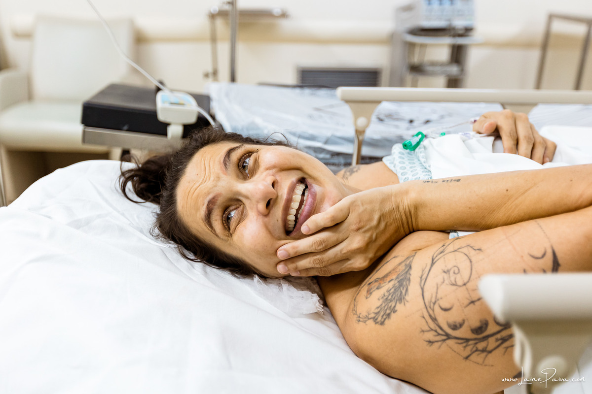 fotografia de parto na maternidade do hospital rio grande, maternidade Delphin,  parto cesaria, mãe de pimeira viagem de menina, primeiros momentos de vida com amor e cuidado, fotografo de parto e familia em Natal, cobertura completa da cesariana,