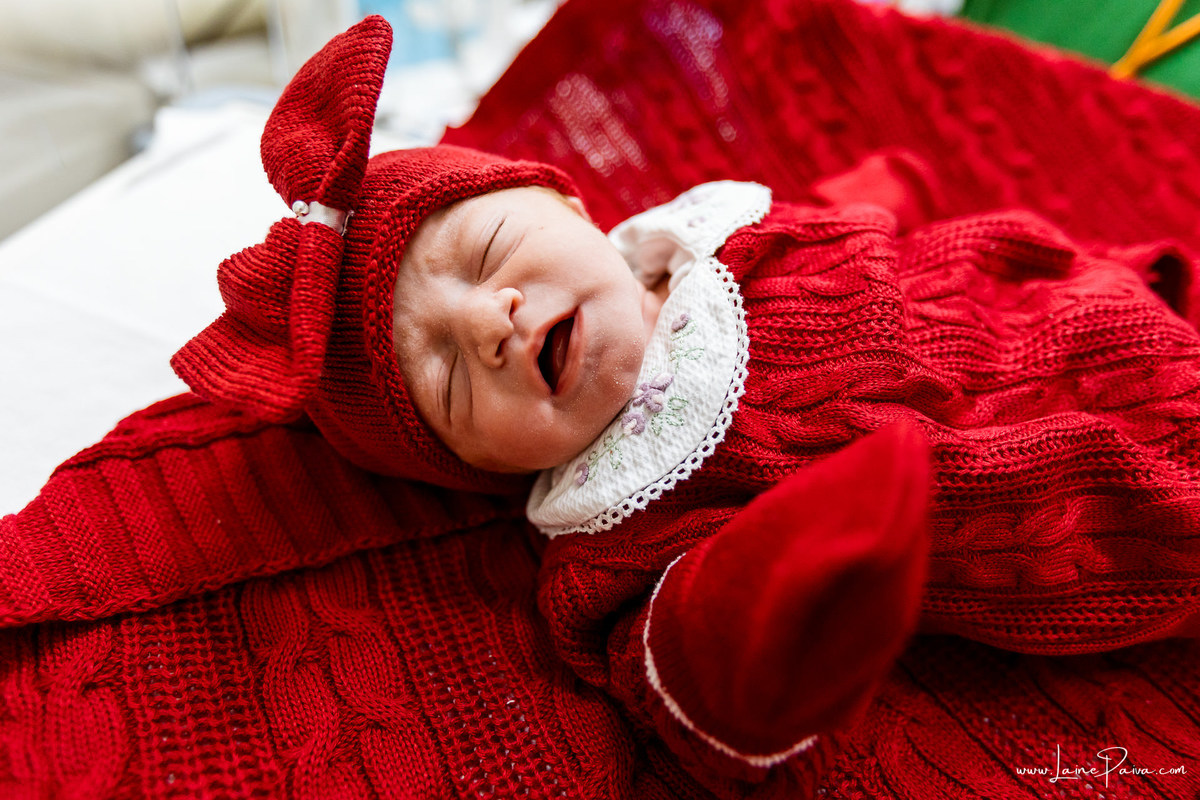 fotografia de parto na maternidade do hospital rio grande, maternidade Delphin,  parto cesaria, mãe de pimeira viagem de menina, primeiros momentos de vida com amor e cuidado, fotografo de parto e familia em Natal, cobertura completa da cesariana,