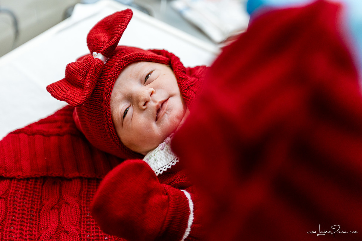 fotografia de parto na maternidade do hospital rio grande, maternidade Delphin,  parto cesaria, mãe de pimeira viagem de menina, primeiros momentos de vida com amor e cuidado, fotografo de parto e familia em Natal, cobertura completa da cesariana,
