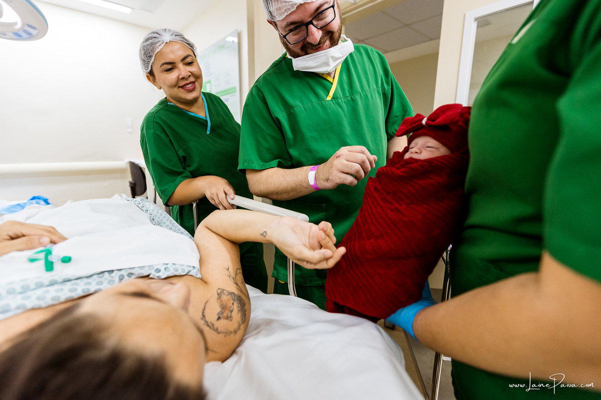 fotografia de parto na maternidade do hospital rio grande, maternidade Delphin,  parto cesaria, mãe de pimeira viagem de menina, primeiros momentos de vida com amor e cuidado, fotografo de parto e familia em Natal, cobertura completa da cesariana,