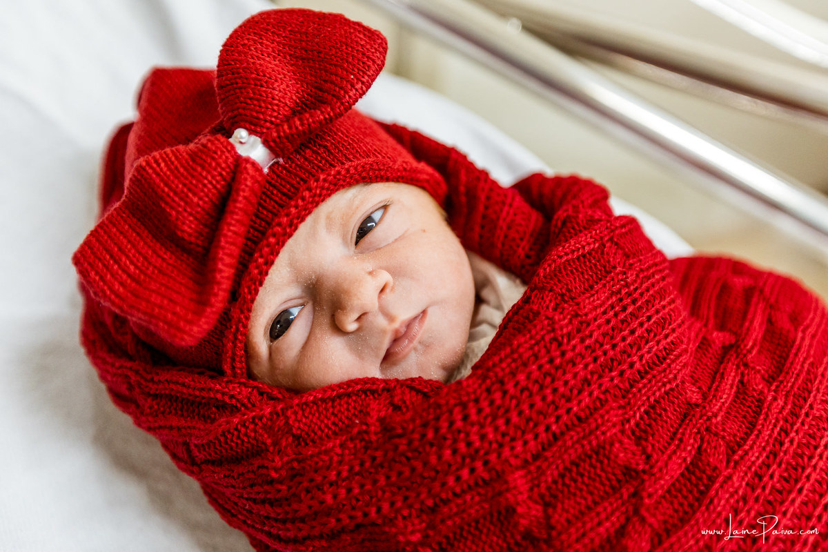 fotografia de parto na maternidade do hospital rio grande, maternidade Delphin,  parto cesaria, mãe de pimeira viagem de menina, primeiros momentos de vida com amor e cuidado, fotografo de parto e familia em Natal, cobertura completa da cesariana,