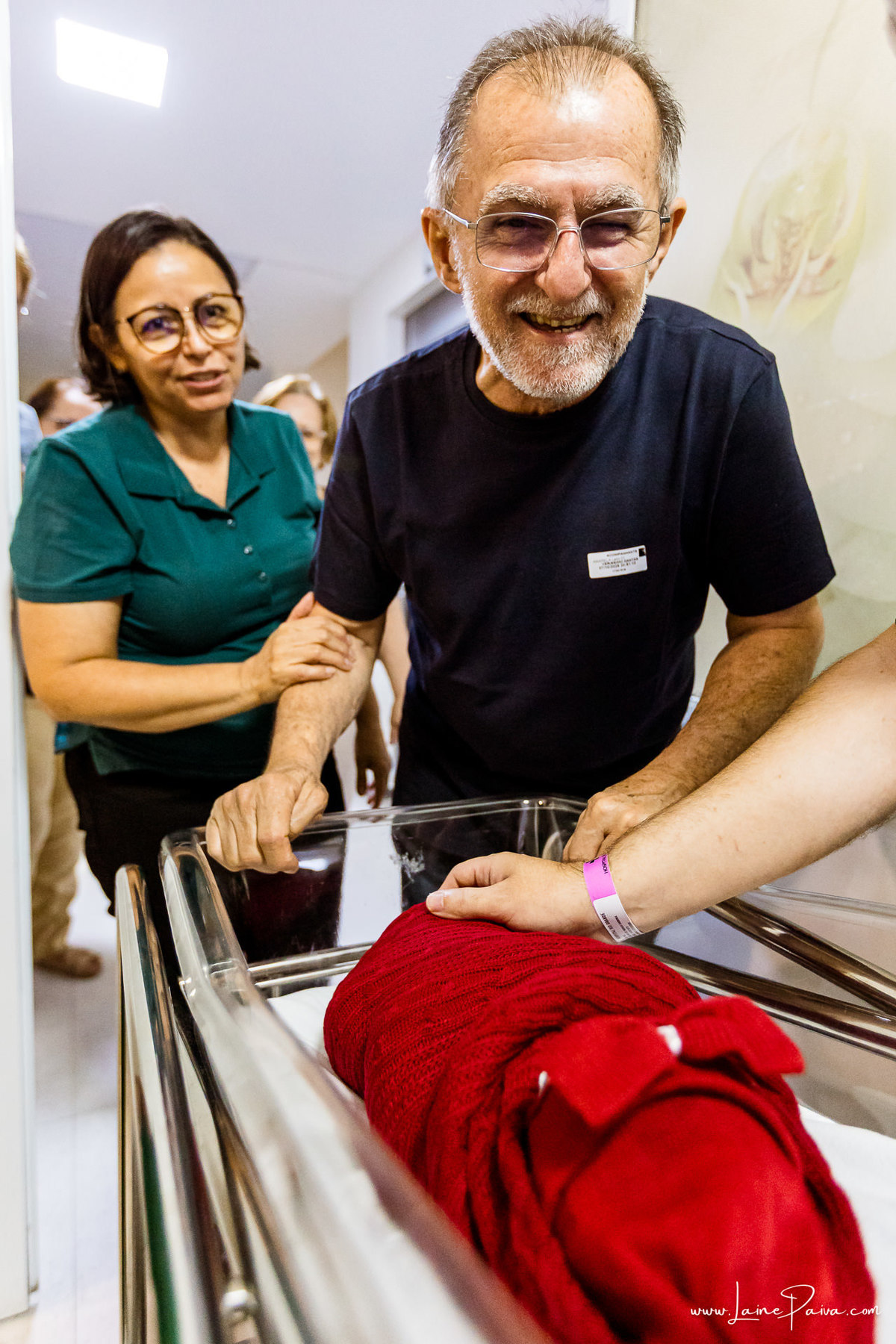 fotografia de parto na maternidade do hospital rio grande, maternidade Delphin,  parto cesaria, mãe de pimeira viagem de menina, primeiros momentos de vida com amor e cuidado, fotografo de parto e familia em Natal, cobertura completa da cesariana,