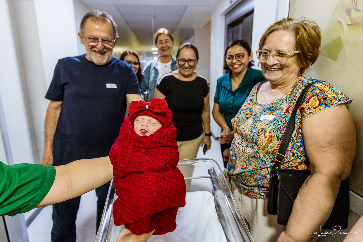 fotografia de parto na maternidade do hospital rio grande, maternidade Delphin,  parto cesaria, mãe de pimeira viagem de menina, primeiros momentos de vida com amor e cuidado, fotografo de parto e familia em Natal, cobertura completa da cesariana,