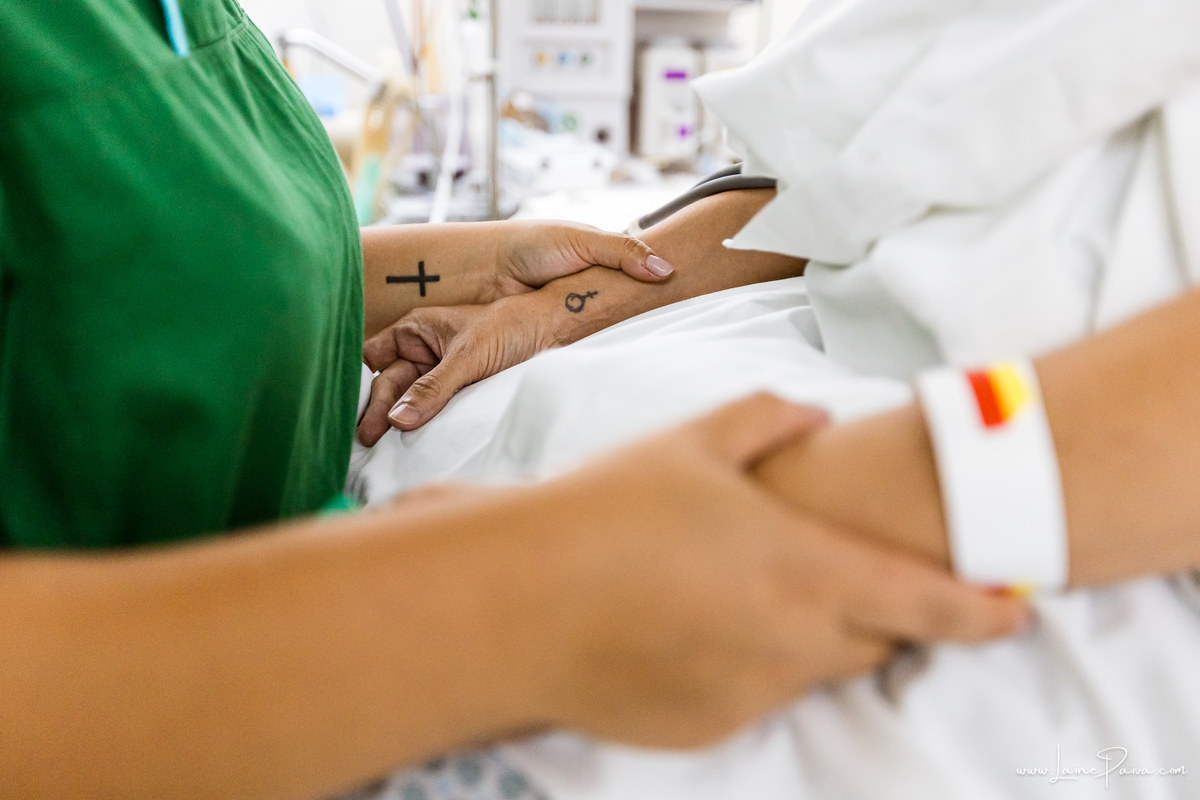 fotografia de parto na maternidade do hospital rio grande, maternidade Delphin,  parto cesaria, mãe de pimeira viagem de menina, primeiros momentos de vida com amor e cuidado, fotografo de parto e familia em Natal, cobertura completa da cesariana,