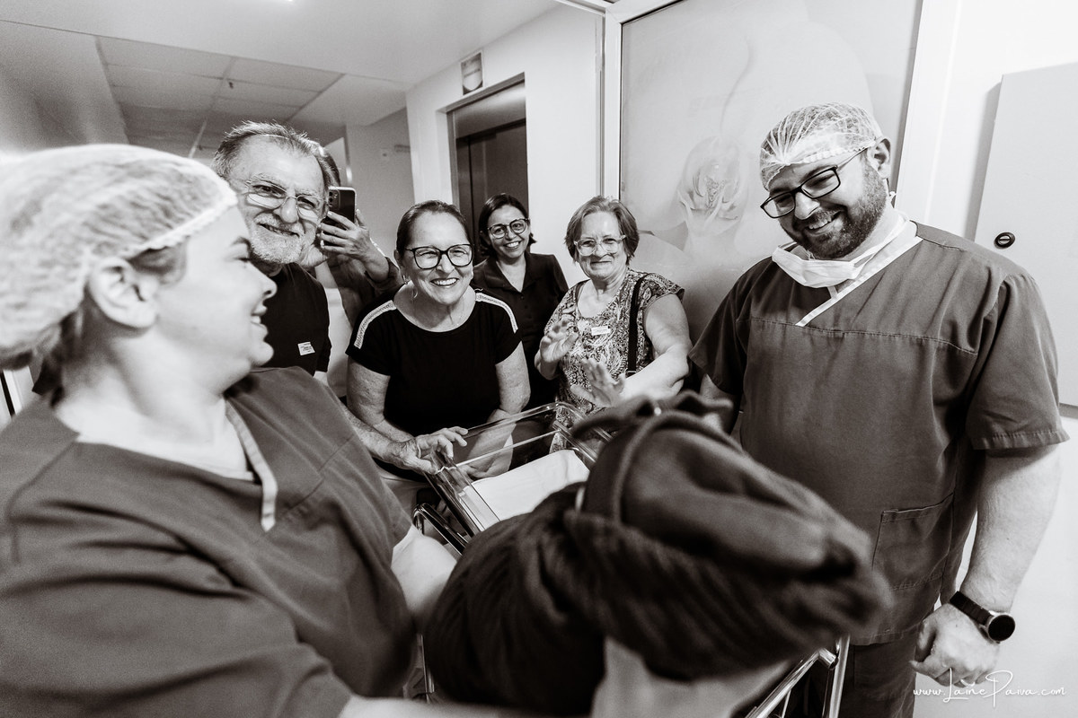 fotografia de parto na maternidade do hospital rio grande, maternidade Delphin,  parto cesaria, mãe de pimeira viagem de menina, primeiros momentos de vida com amor e cuidado, fotografo de parto e familia em Natal, cobertura completa da cesariana,