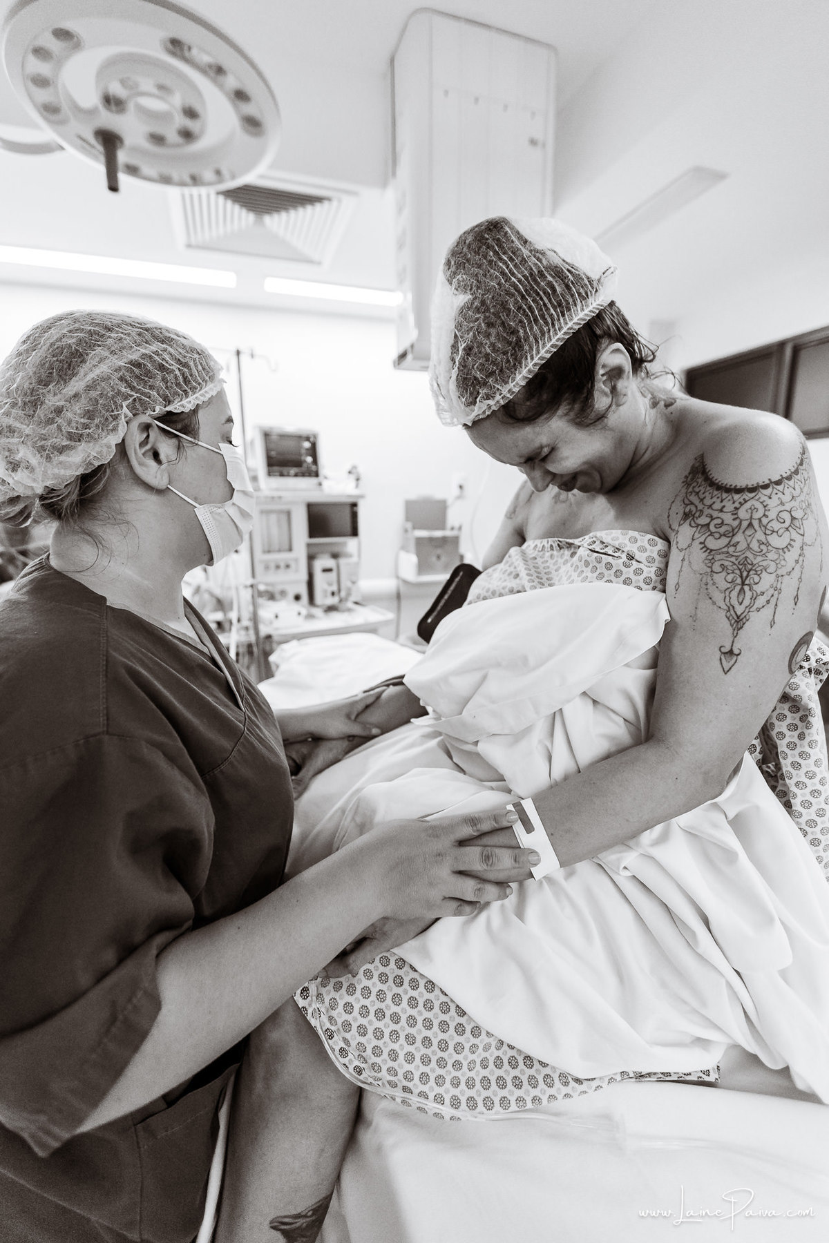 fotografia de parto na maternidade do hospital rio grande, maternidade Delphin,  parto cesaria, mãe de pimeira viagem de menina, primeiros momentos de vida com amor e cuidado, fotografo de parto e familia em Natal, cobertura completa da cesariana,