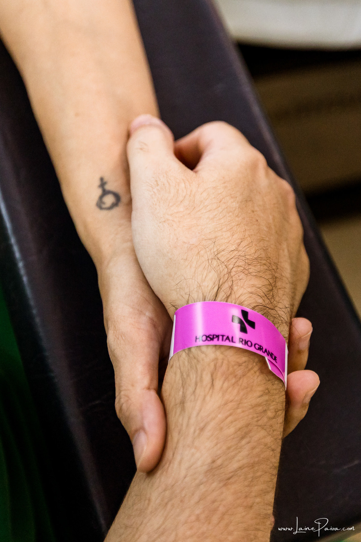 fotografia de parto na maternidade do hospital rio grande, maternidade Delphin,  parto cesaria, mãe de pimeira viagem de menina, primeiros momentos de vida com amor e cuidado, fotografo de parto e familia em Natal, cobertura completa da cesariana,