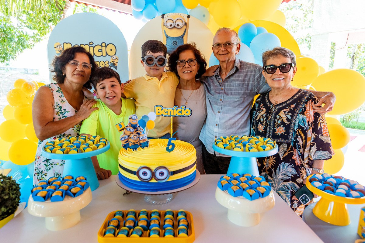 fotografia de Aniversario infantil, festa de 5 anos de Beni no CEPE em Natal, com tema Minios, brincadeiras, piscina, diversão para as crianças e muito carinho de familiares e amigos.