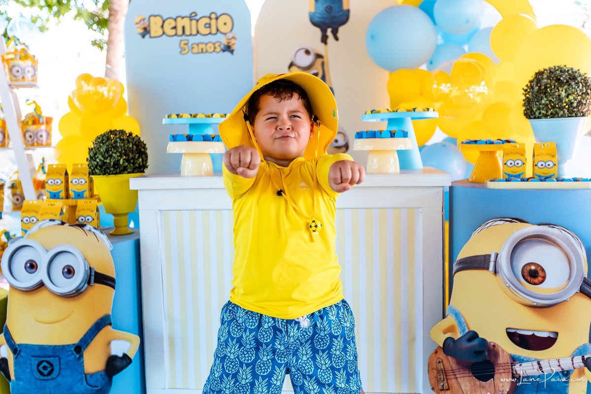 fotografia de Aniversario infantil, festa de 5 anos de Beni no CEPE em Natal, com tema Minios, brincadeiras, piscina, diversão para as crianças e muito carinho de familiares e amigos.