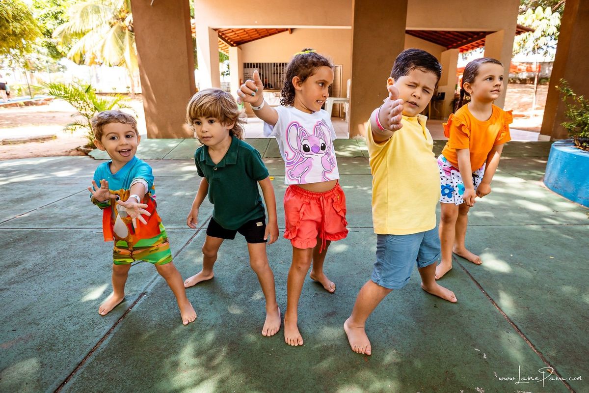 fotografia de Aniversario infantil, festa de 5 anos de Beni no CEPE em Natal, com tema Minios, brincadeiras, piscina, diversão para as crianças e muito carinho de familiares e amigos.