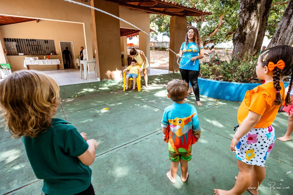 fotografia de Aniversario infantil, festa de 5 anos de Beni no CEPE em Natal, com tema Minios, brincadeiras, piscina, diversão para as crianças e muito carinho de familiares e amigos.