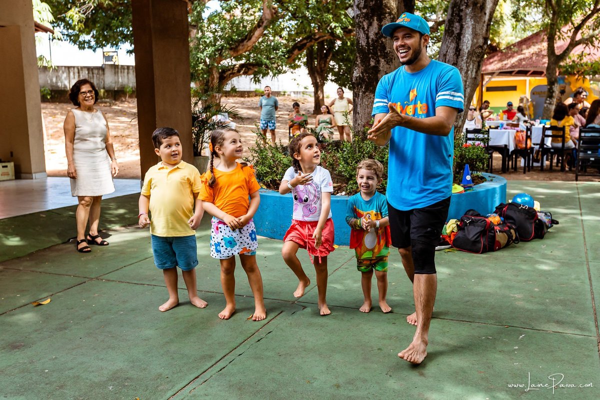 fotografia de Aniversario infantil, festa de 5 anos de Beni no CEPE em Natal, com tema Minios, brincadeiras, piscina, diversão para as crianças e muito carinho de familiares e amigos.