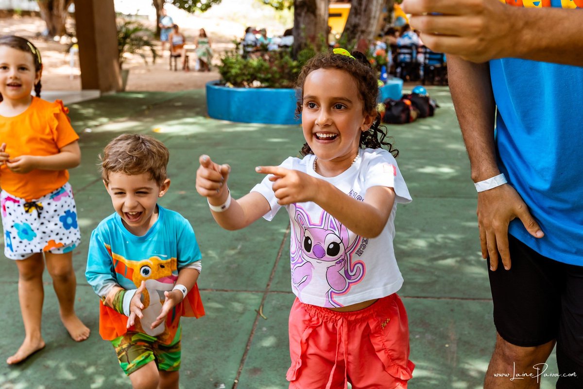 fotografia de Aniversario infantil, festa de 5 anos de Beni no CEPE em Natal, com tema Minios, brincadeiras, piscina, diversão para as crianças e muito carinho de familiares e amigos.