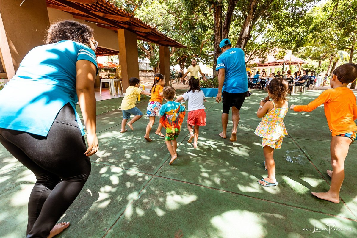 fotografia de Aniversario infantil, festa de 5 anos de Beni no CEPE em Natal, com tema Minios, brincadeiras, piscina, diversão para as crianças e muito carinho de familiares e amigos.