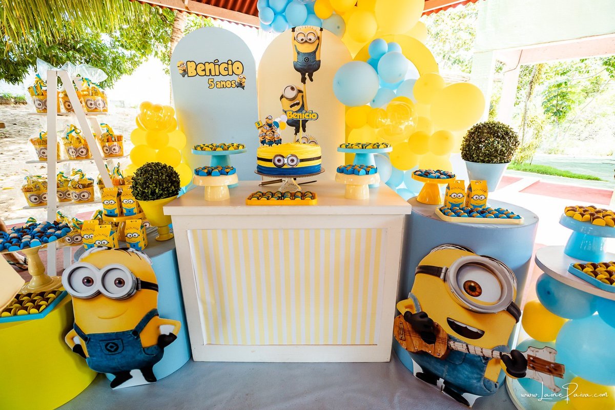 fotografia de Aniversario infantil, festa de 5 anos de Beni no CEPE em Natal, com tema Minios, brincadeiras, piscina, diversão para as crianças e muito carinho de familiares e amigos.