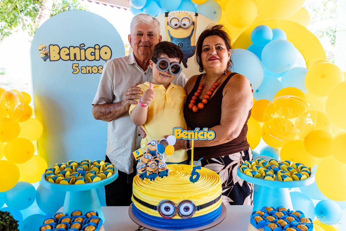 fotografia de Aniversario infantil, festa de 5 anos de Beni no CEPE em Natal, com tema Minios, brincadeiras, piscina, diversão para as crianças e muito carinho de familiares e amigos.