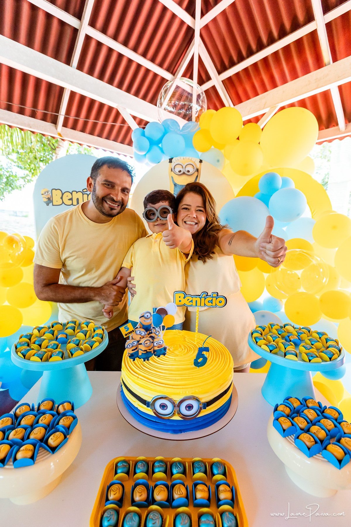 fotografia de Aniversario infantil, festa de 5 anos de Beni no CEPE em Natal, com tema Minios, brincadeiras, piscina, diversão para as crianças e muito carinho de familiares e amigos.