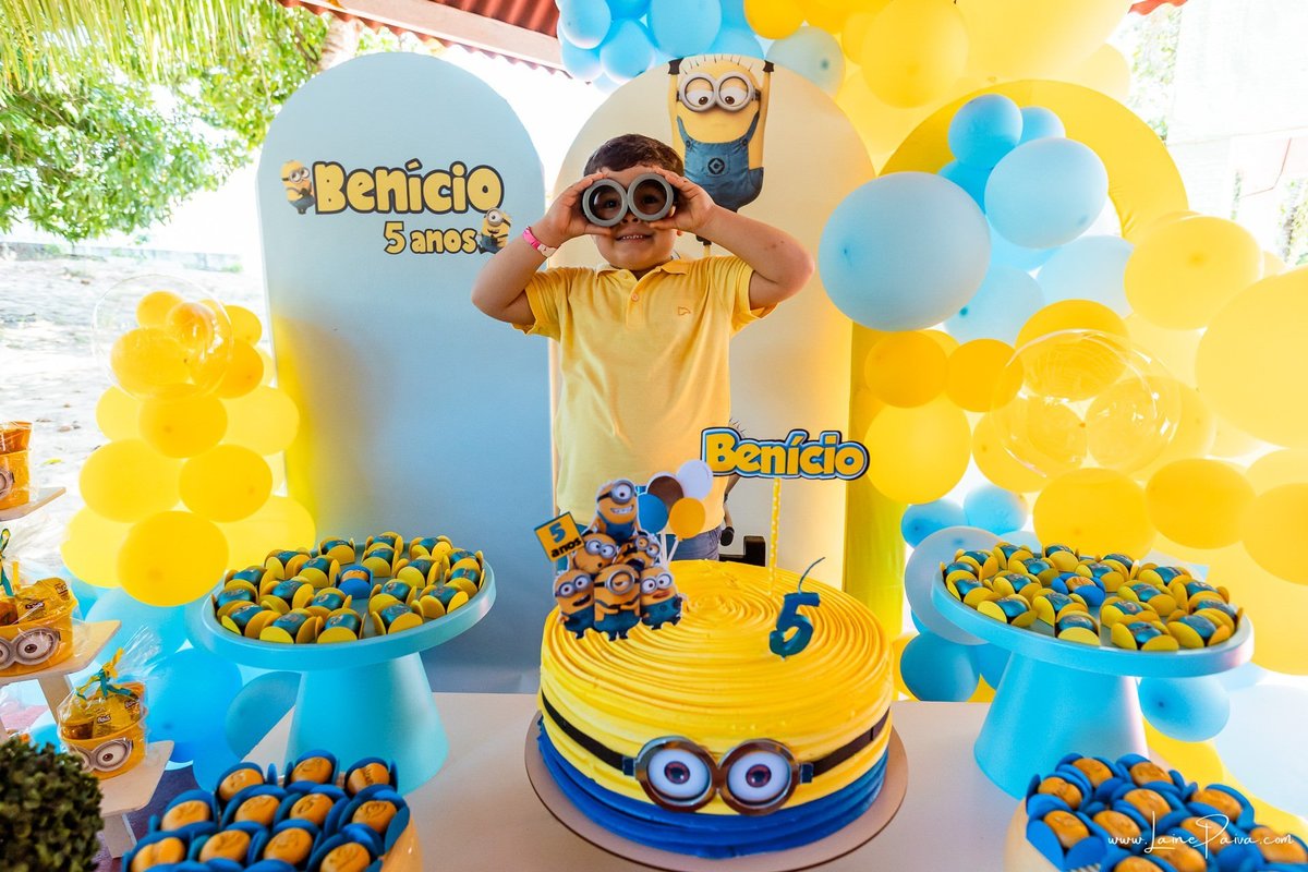 fotografia de Aniversario infantil, festa de 5 anos de Beni no CEPE em Natal, com tema Minios, brincadeiras, piscina, diversão para as crianças e muito carinho de familiares e amigos.