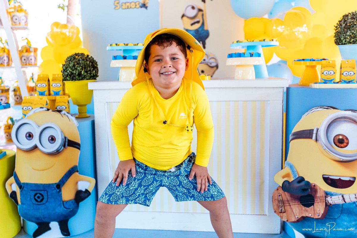 fotografia de Aniversario infantil, festa de 5 anos de Beni no CEPE em Natal, com tema Minios, brincadeiras, piscina, diversão para as crianças e muito carinho de familiares e amigos.