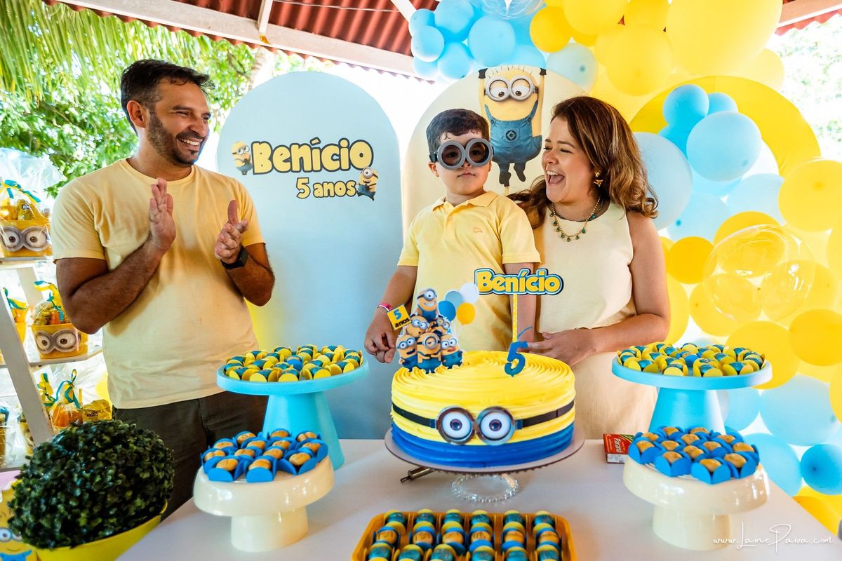 fotografia de Aniversario infantil, festa de 5 anos de Beni no CEPE em Natal, com tema Minios, brincadeiras, piscina, diversão para as crianças e muito carinho de familiares e amigos.