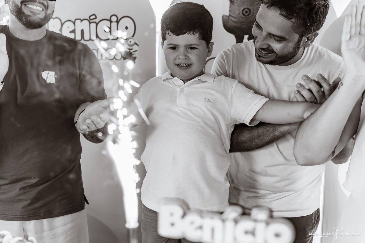 fotografia de Aniversario infantil, festa de 5 anos de Beni no CEPE em Natal, com tema Minios, brincadeiras, piscina, diversão para as crianças e muito carinho de familiares e amigos.