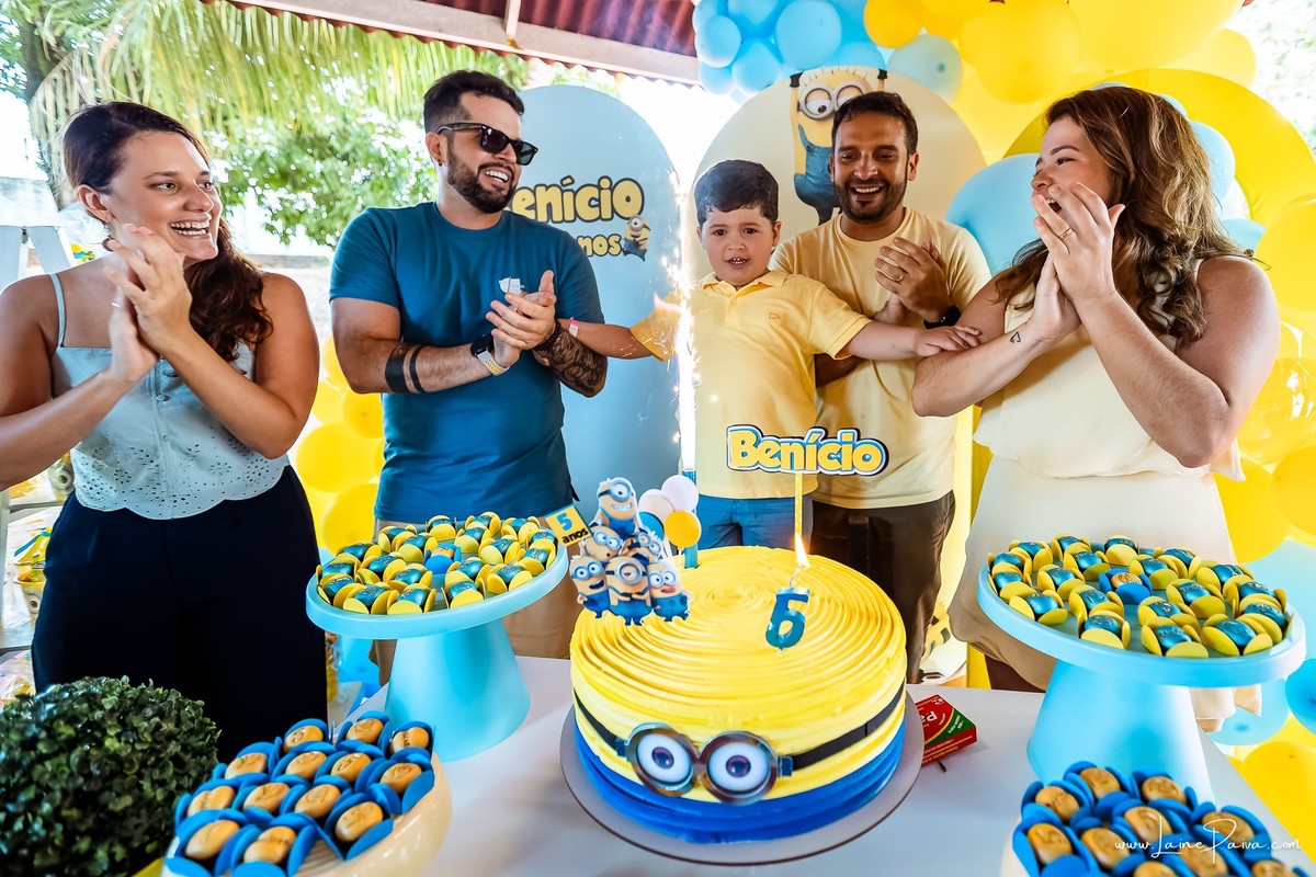 fotografia de Aniversario infantil, festa de 5 anos de Beni no CEPE em Natal, com tema Minios, brincadeiras, piscina, diversão para as crianças e muito carinho de familiares e amigos.