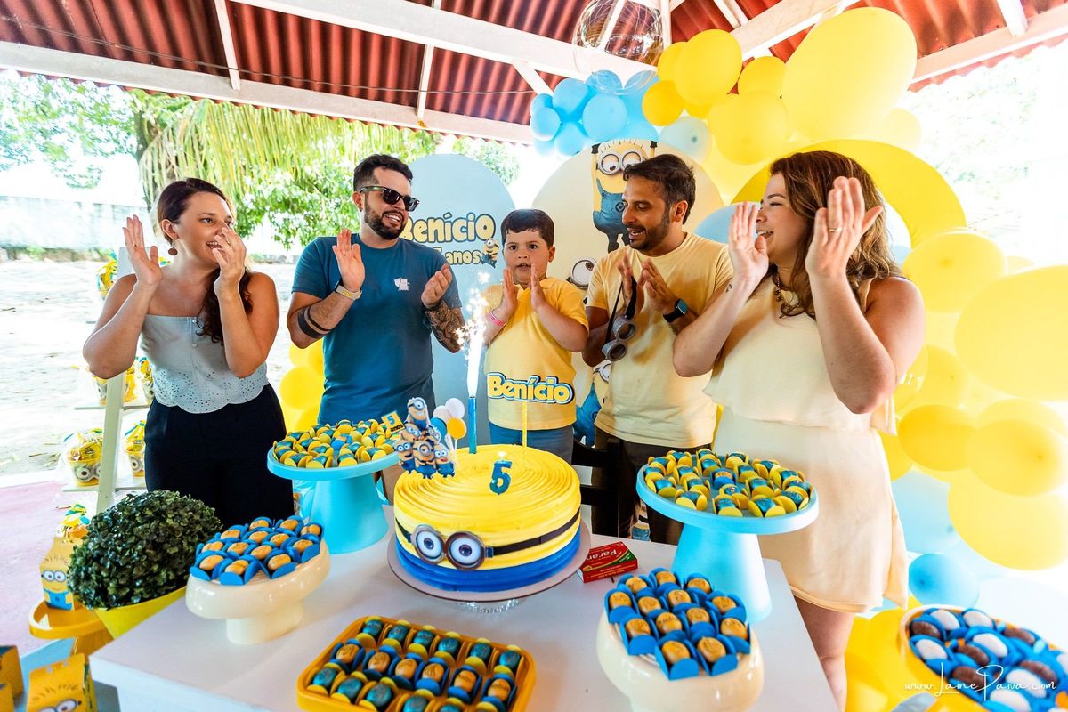 fotografia de Aniversario infantil, festa de 5 anos de Beni no CEPE em Natal, com tema Minios, brincadeiras, piscina, diversão para as crianças e muito carinho de familiares e amigos.