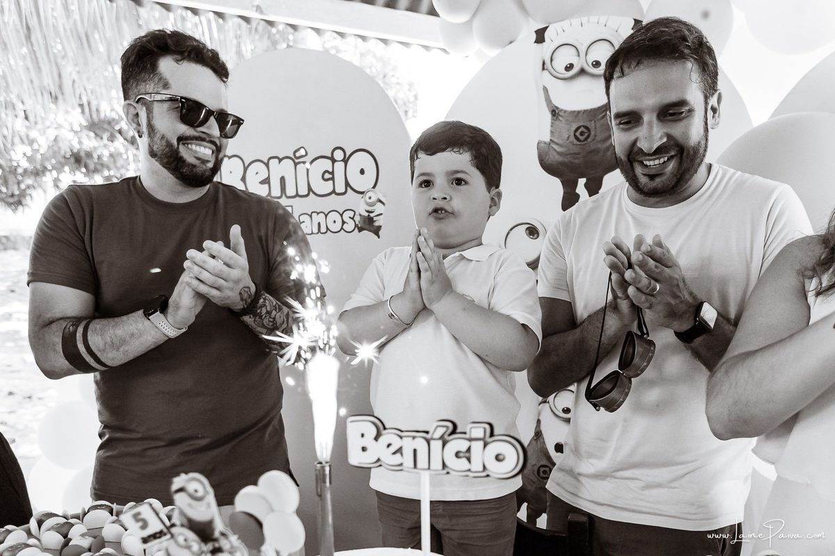 fotografia de Aniversario infantil, festa de 5 anos de Beni no CEPE em Natal, com tema Minios, brincadeiras, piscina, diversão para as crianças e muito carinho de familiares e amigos.