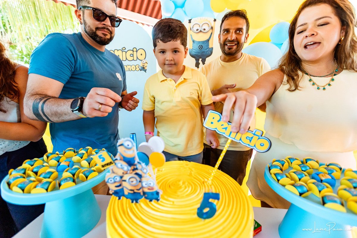 fotografia de Aniversario infantil, festa de 5 anos de Beni no CEPE em Natal, com tema Minios, brincadeiras, piscina, diversão para as crianças e muito carinho de familiares e amigos.